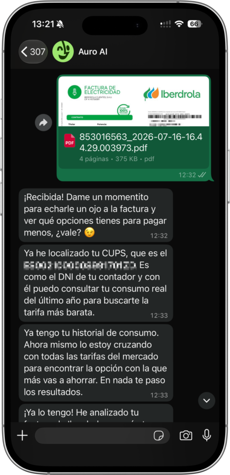 Conversación de WhatsApp: un cliente envía su factura de la luz y Auro le responde que ya ha localizado su CUPS y está cruzando su consumo con las tarifas del mercado.